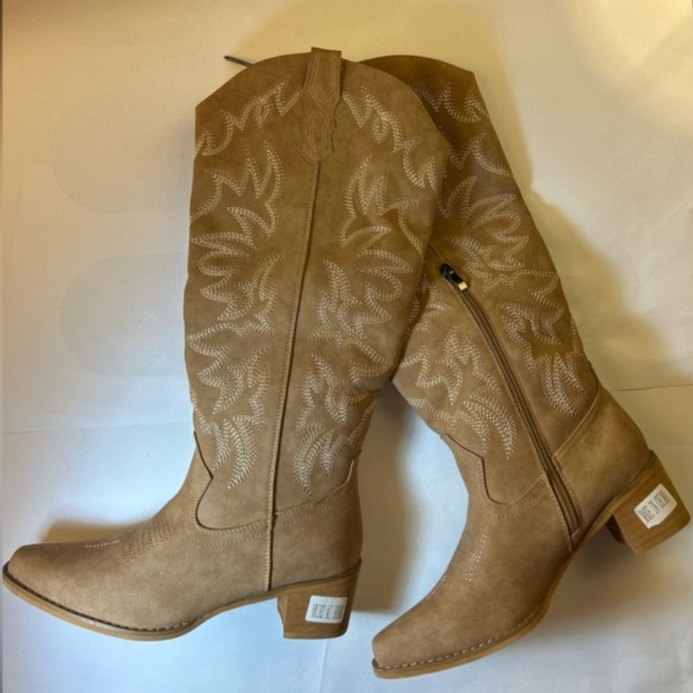 Elegant Tan Women's Heeled Boots with Embroidery